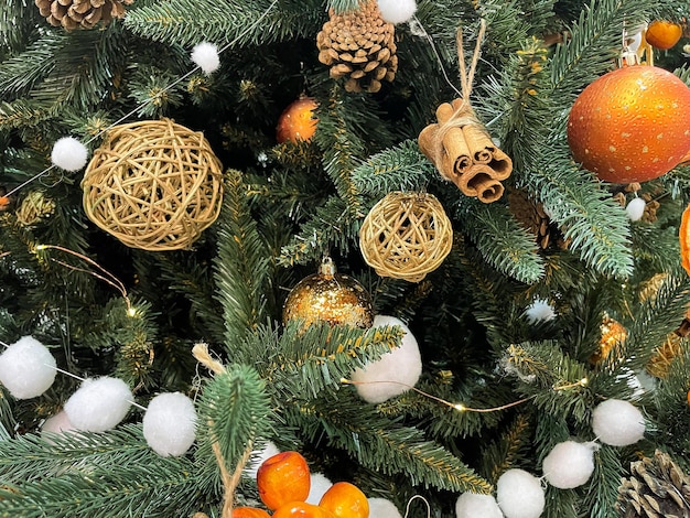 Zero waste kerstconcept Kerstboom versierd met ornamenten gemaakt van natuurlijke materialen plakjes gedroogde sinaasappel en kegels