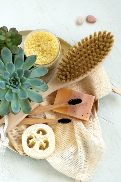 Foto zero sprechi, utensili da bagno organici naturali. nessuna vita senza plastica. cura della pelle ecologica, concetto di trattamento del corpo. minimalismo consapevole stile di vita vegano. ridurre riutilizzare riciclare.