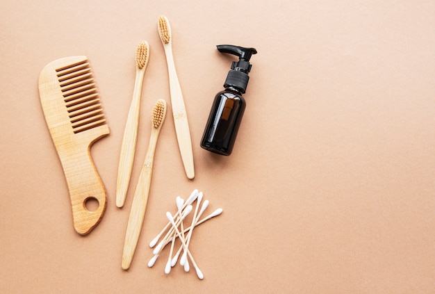 Zero waste natuurlijke cosmetica producten op bruine achtergrond. Plat leggen.