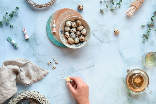 Zero waste Pasen achtergrond op marmeren tafel. Kwartel paaseieren en natuurlijke lentedecoraties en eucalyptustakjes.