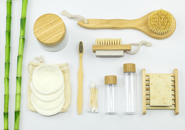 Foto prodotti per la cura personale zero rifiuti vista dall'alto bottiglia da viaggio per sapone crema corpo spazzolino da denti in bambù