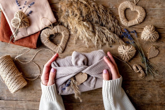 Foto concetto di san valentino a rifiuti zero con tessuto per il pacchetto furoshiki