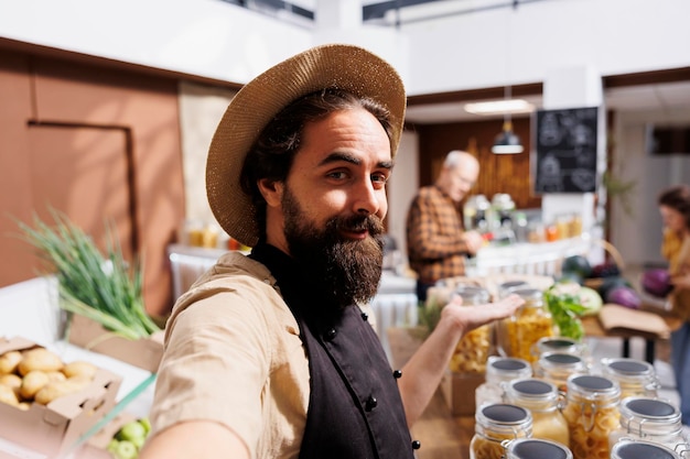 Foto zero waste winkel eigenaar doet marketing