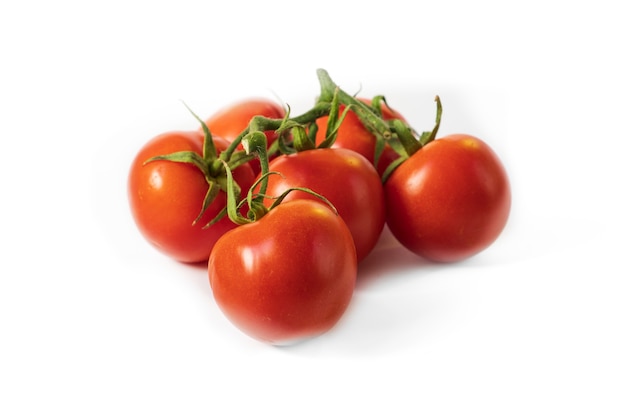 Zes biologische tomaten op wit oppervlak