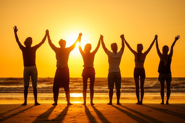 Zes gezondheidsmensen in stand hatha-positie met de hand omhoog renden en ademen met volle borst op het strand van goa india bij zonsondergang