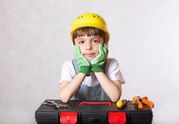 Zes jaar oude jongen met gereedschapsset. Detailopname