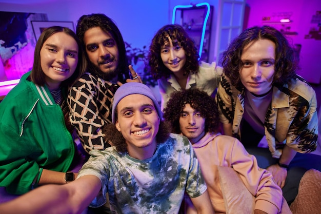 Foto zes jonge interculturele mannen en vrouwen poseren voor selfie