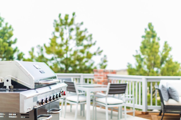 Zes-pits gasgrill voor buiten met open deksel op het achterterras.