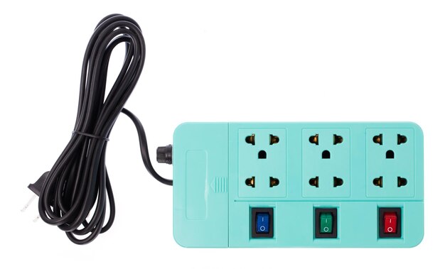 Zes Universal Power Cord Outlet geïsoleerd op een witte achtergrond