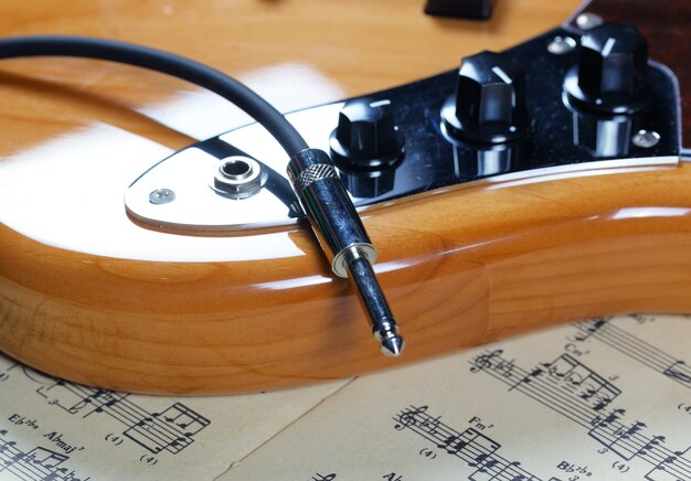 Foto zessnarige elektrische gitaar close-up