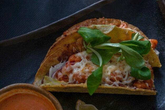 Foto tacos di gamberi piccanti con salsa messicana