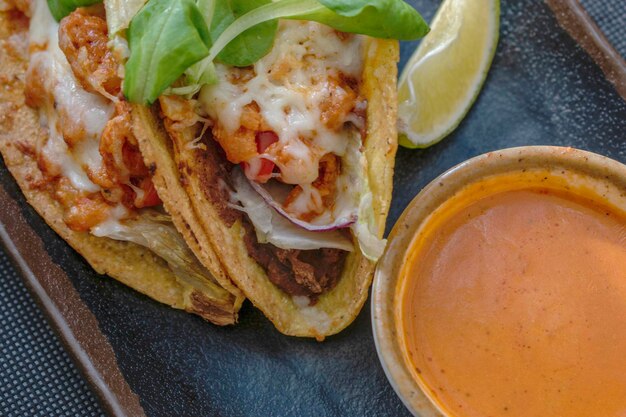 Foto tacos di gamberi piccanti con salsa messicana