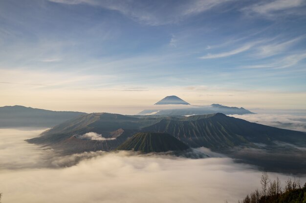 Zet bromo-vulkaan (gunung bromo) in oost-java indonesië op