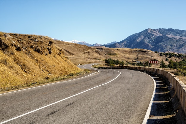 Zet de landweg aan in de bergen, Georgië