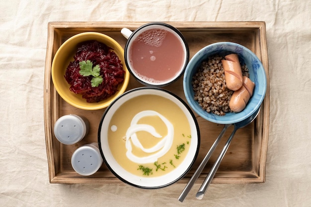 Zet de lunch in kommen in een houten serveerdoos