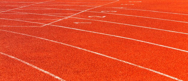 Zet de rode racebaan in het stadion aan.