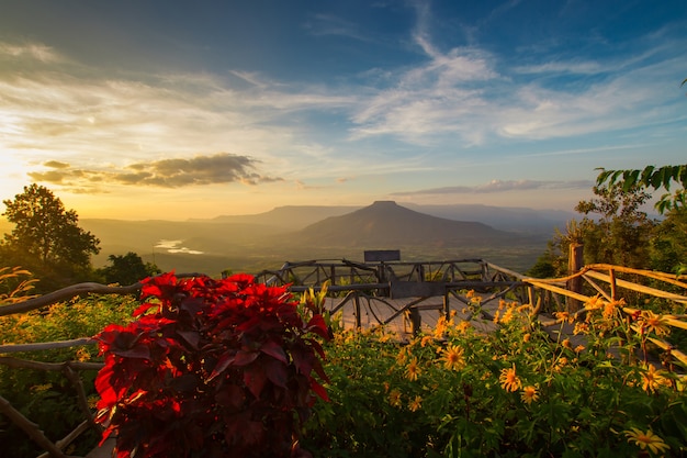 Zet fuji bij loei province, thailand op. deze berg lijkt op de berg fuji in japan