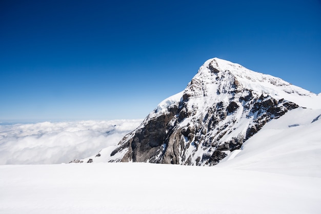 Zet Jungfrau met wolk en blauwe hemelachtergrond op, Zwitserland