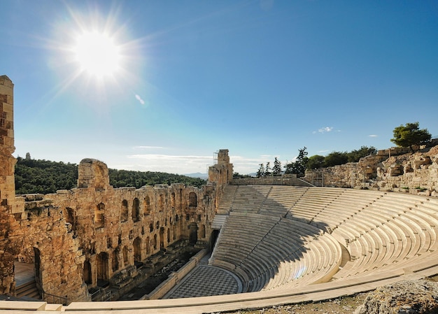Zetels van het oude Odeon van Herodes Atticus ligt op de zuidhelling van de Akropolis van Athene, Griekenland