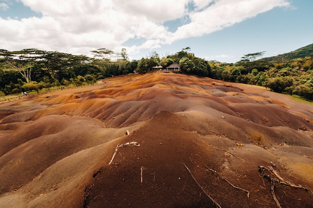 Zeven gekleurde aardes in Mauritius, natuurreservaat, Chamarel. Het groene bos ligt achter ons. Het eiland Mauritius