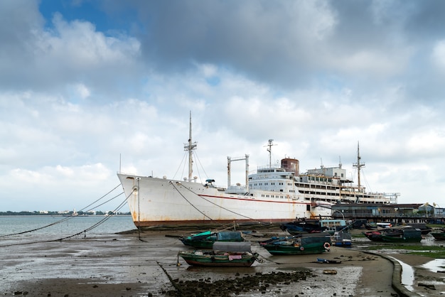 Zhanjiang, Guangdong-2021년 5월 13일: Zhanjiang은 중국 본토의 남단과 광동성의 남서부에 위치하고 있습니다.