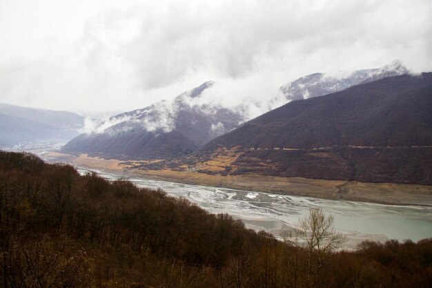 Photo zhinvali reservoir landscape in georgia cloudy weather