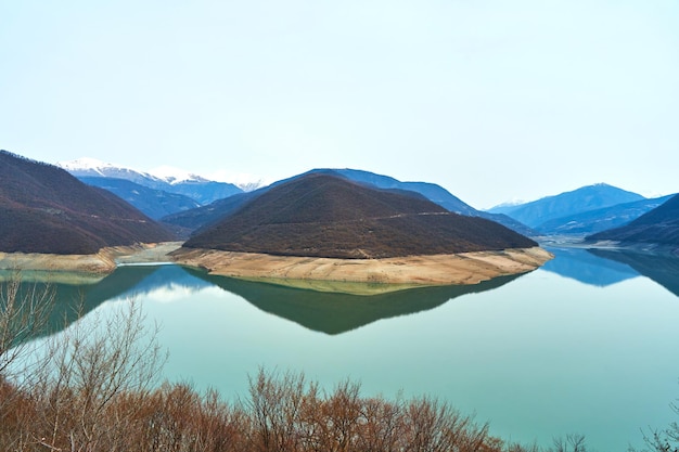 산의 배경에 조지아 Azure 물 산에 Zhinvali 저수지