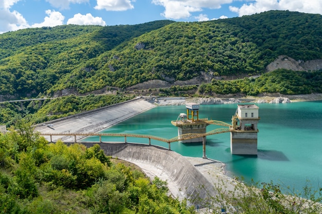 Zhinvali waterreservoir. Dam in de bergen. Industrie