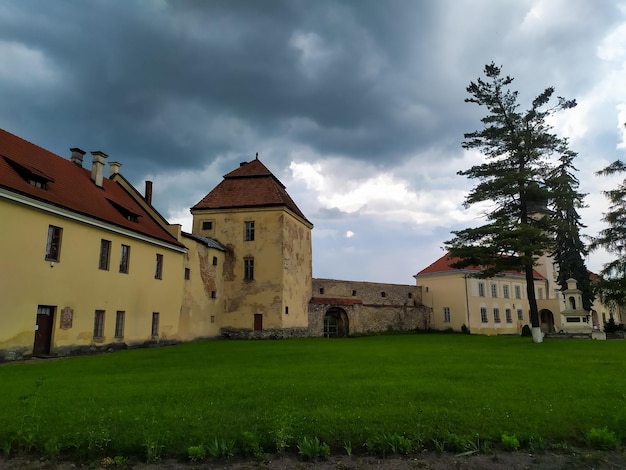 Zhovkva Castle은 우크라이나의 Lviv 지역에 있는 Zhovkva 시에 있는 르네상스 건축 기념물입니다. 흐린 여름날 르네상스 성의 전망