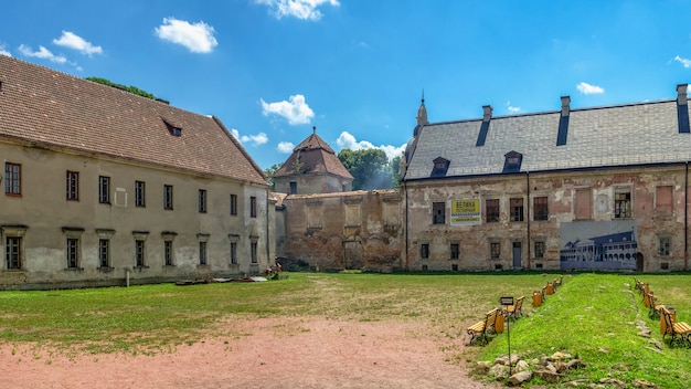 Zhovkva, Oekraïne 08.07.2021. Zhovkva-kasteel in de regio van Lviv in Oekraïne op een zonnige zomerdag