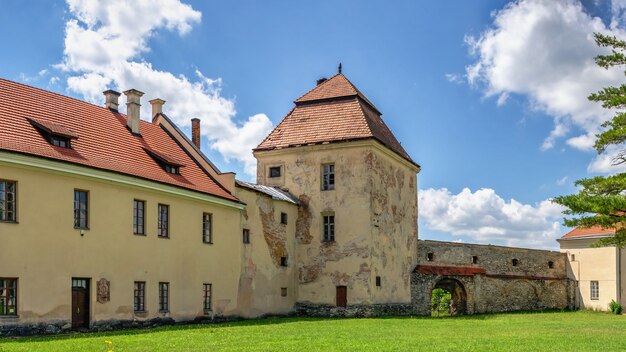 Zhovkva, oekraïne 08.07.2021. zhovkva-kasteel in de regio van lviv in oekraïne op een zonnige zomerdag