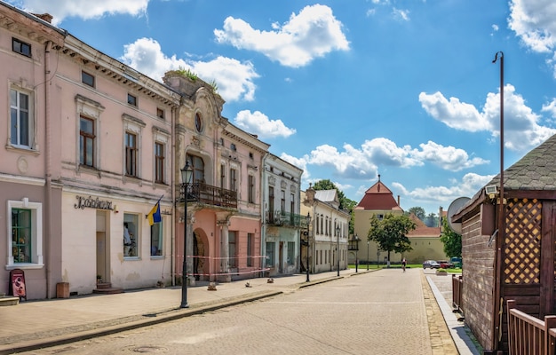 Zhovkva, 우크라이나 08.07.2021. 화창한 여름날 우크라이나 리비우 지역 조브크바 시의 비체바 또는 시장 광장