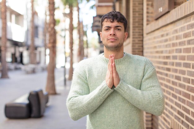 Zich bezorgd voelen, hoopvol en religieus, trouw bidden met de handpalmen ingedrukt en om vergiffenis smeken