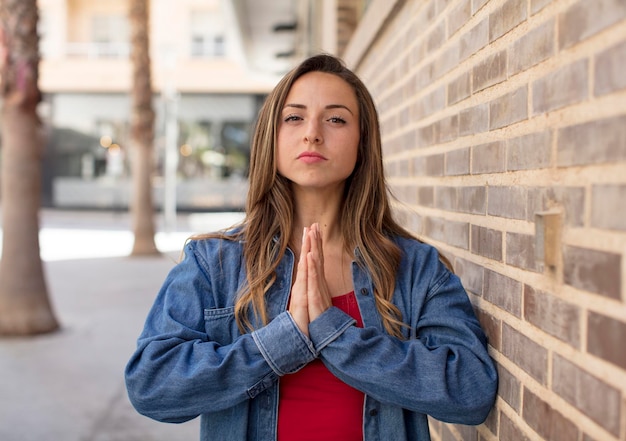 Zich bezorgd voelen, hoopvol en religieus, trouw bidden met de handpalmen ingedrukt en om vergiffenis smeken