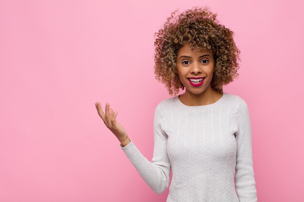 Zich blij, verrast en opgewekt voelen, met een positieve houding glimlachen, een oplossing of idee realiseren