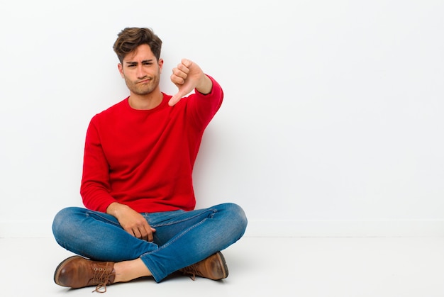 zich boos, boos, geïrriteerd, teleurgesteld of ontevreden voelen, met een serieuze blik naar beneden