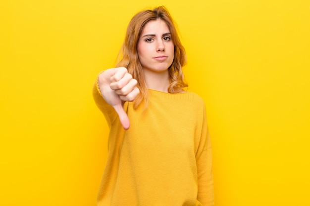 zich boos, boos, geïrriteerd, teleurgesteld of ontevreden voelen, met een serieuze blik naar beneden