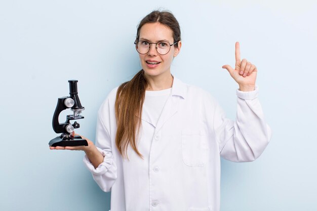 zich een gelukkig en opgewonden genie voelen na het realiseren van een idee