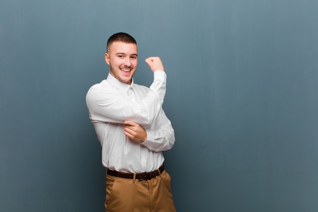 zich gelukkig, tevreden en krachtig voelen, buigende pasvorm en gespierde biceps, sterk uitzien na de sportschool