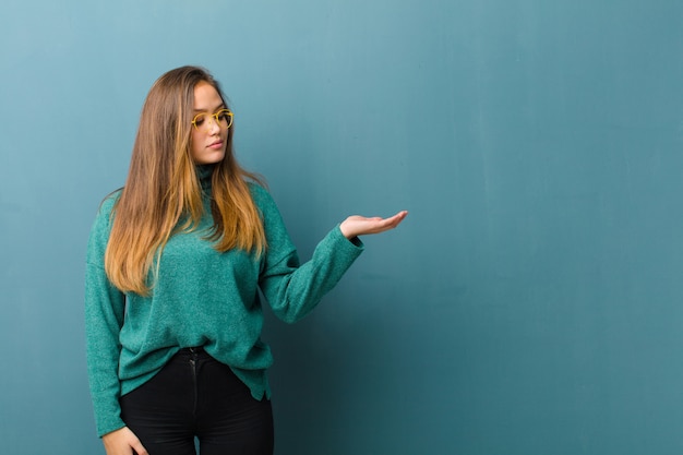 zich gelukkig voelen en nonchalant glimlachen, op zoek naar een object of concept aan de kant aan de kant