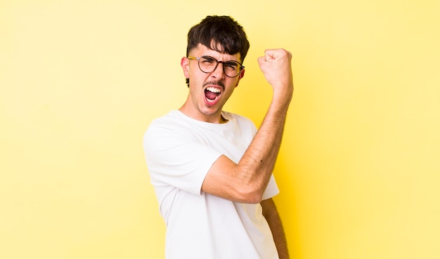 zich gelukkig voelen tevreden en krachtig buigen fit en gespierde biceps die er sterk uitzien na de sportschool