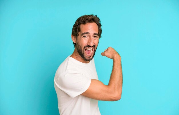 zich gelukkig voelen tevreden en krachtig buigen fit en gespierde biceps die er sterk uitzien na de sportschool