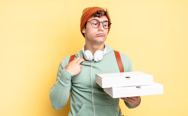 Zich gestrest, angstig, moe en gefrustreerd voelen, aan de nek trekken, gefrustreerd kijken met een probleem. pizza concept