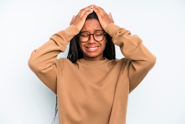 Zich gestrest en angstig voelen, depressief en gefrustreerd met hoofdpijn, beide handen opstekend