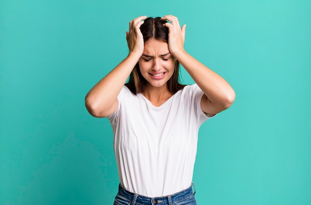 Zich gestrest en angstig voelen, depressief en gefrustreerd met hoofdpijn, beide handen opstekend