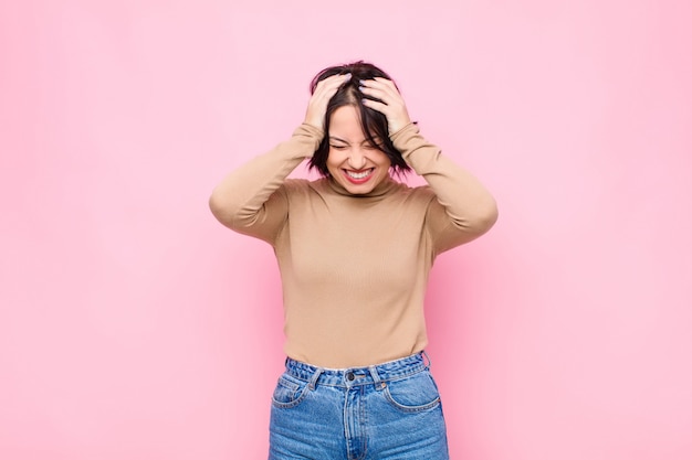 zich gestrest en gefrustreerd voelen, de handen in de lucht steken, zich moe, ongelukkig en met migraine voelen