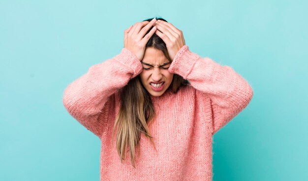 zich gestrest en gefrustreerd voelen, handen naar het hoofd heffen zich moe voelen, ongelukkig zijn en met migraine