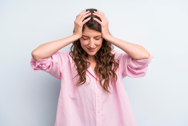 zich gestrest en gefrustreerd voelen, handen naar het hoofd heffen zich moe voelen, ongelukkig zijn en met migraine