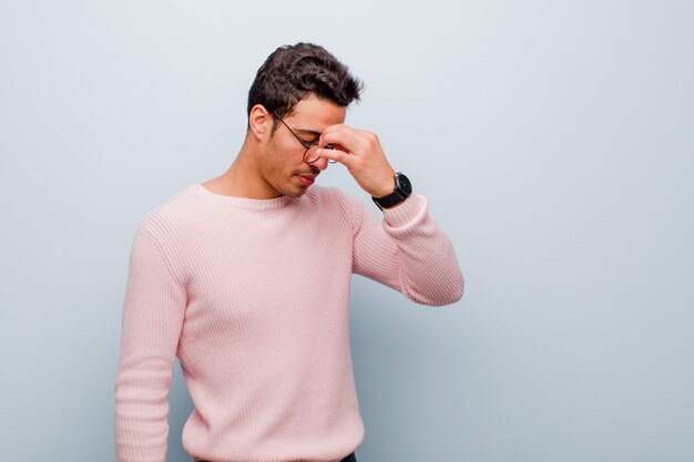 zich gestrest, ongelukkig en gefrustreerd voelen, het voorhoofd aanraken en last hebben van migraine van ernstige hoofdpijn