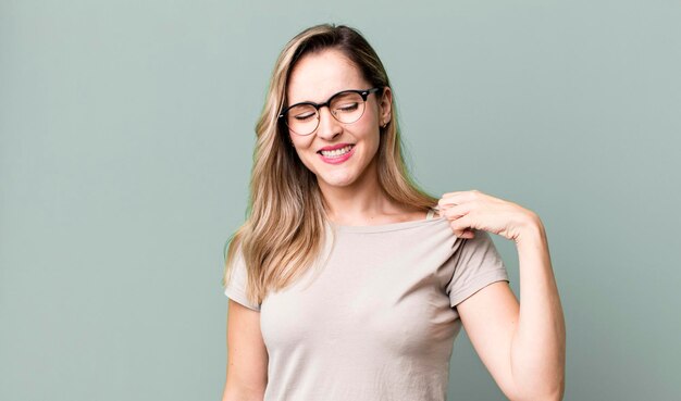 Zich gestrest voelen, angstig, moe en gefrustreerd, aan de nek van het shirt trekken en er gefrustreerd uitzien door het probleem